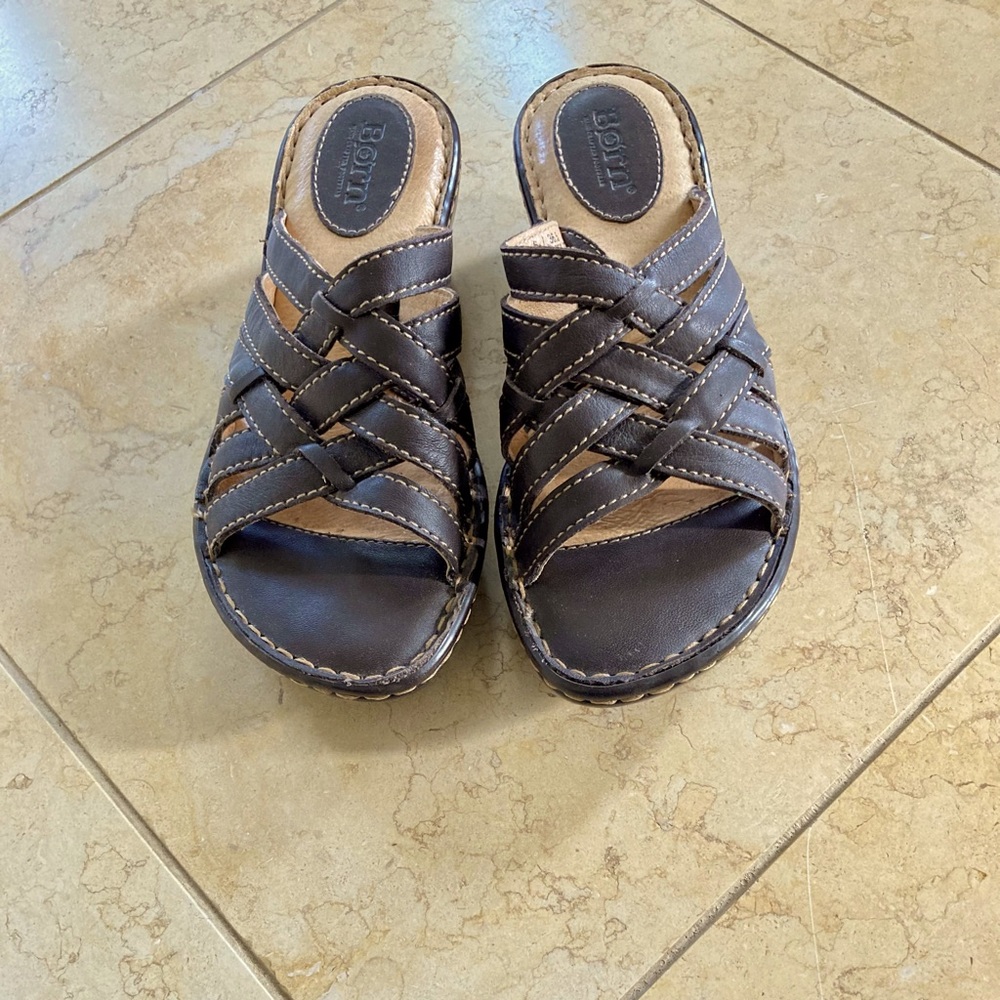 Born: Size 6 Women’s brown leather criss cross slide on sandals w/tan stitching.